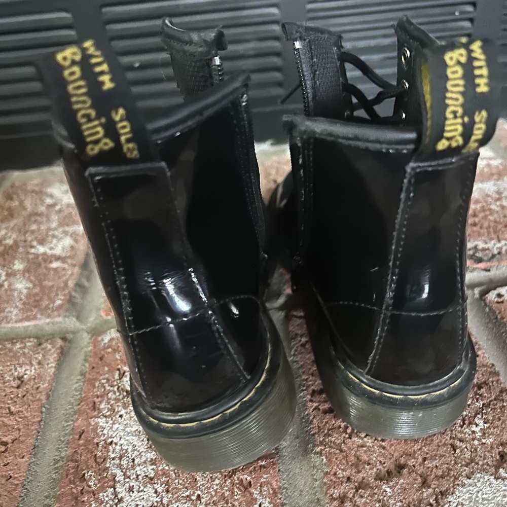 DR MARTENS black size 1 in new condition with zipper side entrance